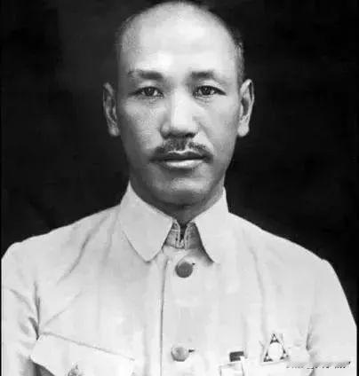 这两张照片长的很像，但不是同一个人，一个是蒋介石本人，一个是他的替身何云。谁能认
