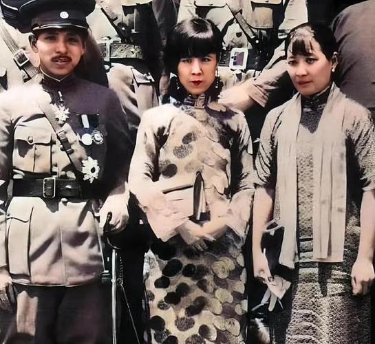 1916年，于凤至嫁给张学良。新婚夜，她对张学良说：“不许在外边沾花惹草。”张学