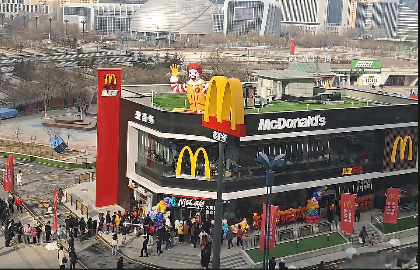 青海省首家麦当劳日前于西宁开业。 