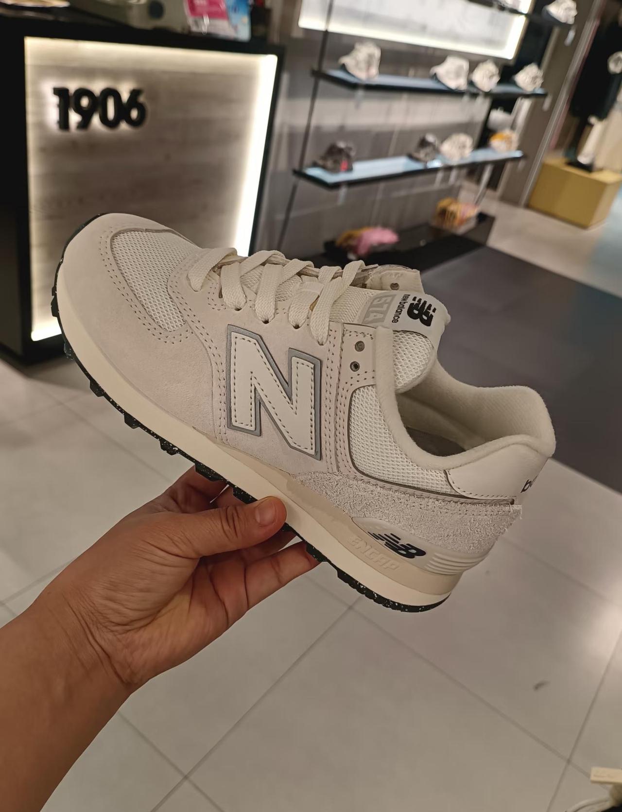 NB574
经典奶白色，经典藏青色，强势回归NewBalance