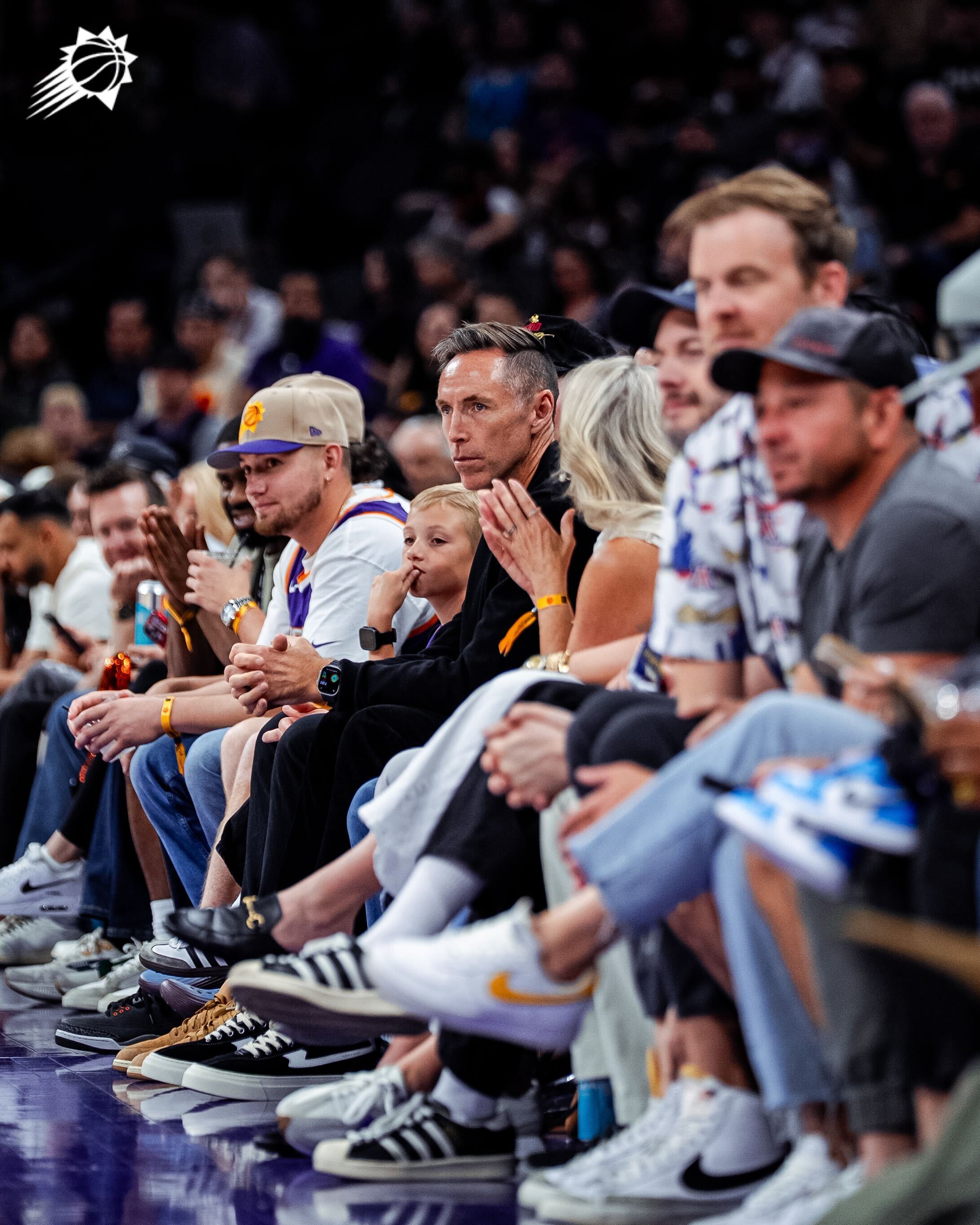 看看今天谁在现场观战？👀史蒂夫·纳什🫡菲尼克斯太阳 ｜旭日东升 ｜猛龙vs太