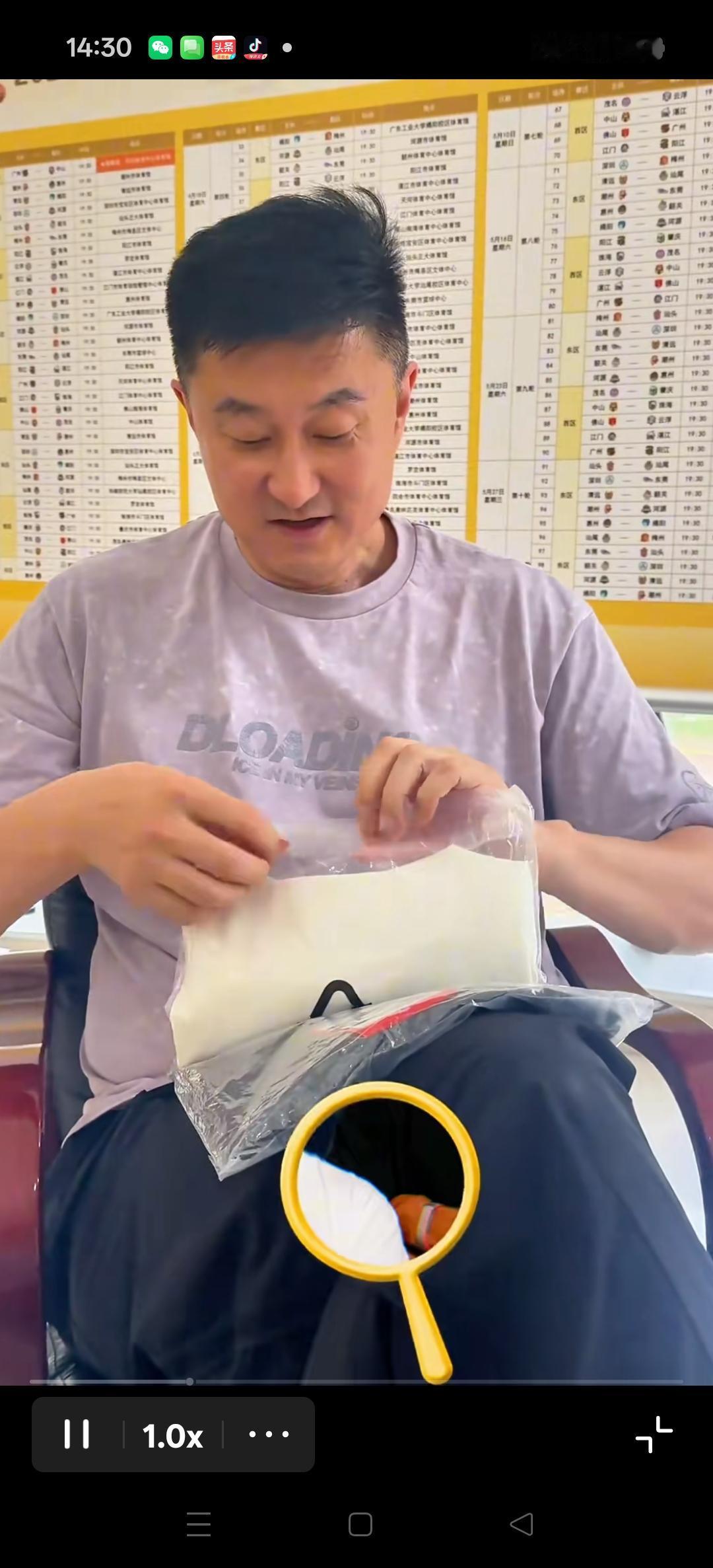 怎么看着卸任主帅的杜峰，人都和蔼可亲了呢。
杨鸣不当教练时也是又帅又可爱，相信杜