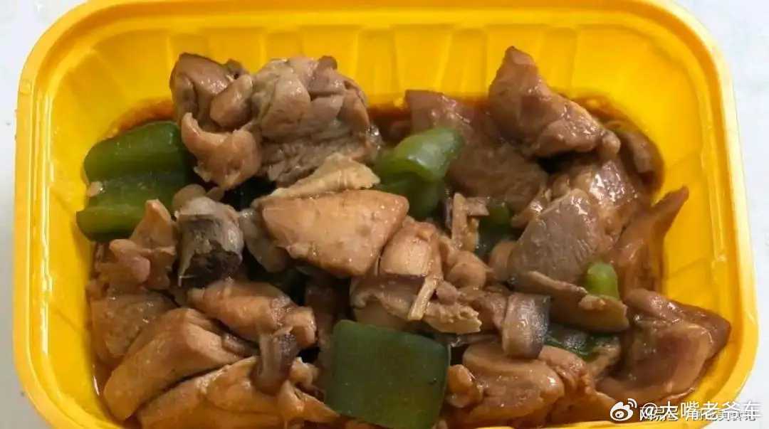 美食[超话]外卖小哥分享“最不能点的外卖”，你吃过几种？第一种：低价黄焖鸡正经黄