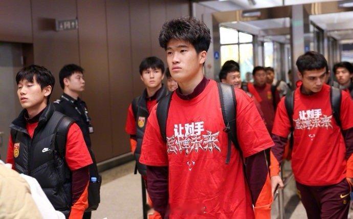 U23国足载誉而归北京大兴国际机场被近千名球迷的红色助威服和“亚军亦是突破”横幅