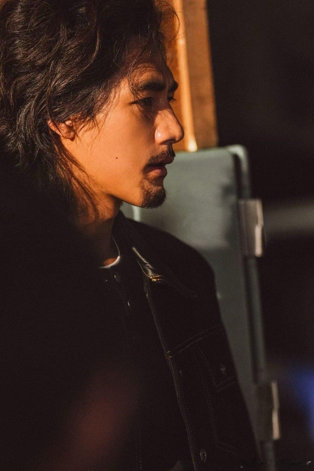 此沙太帅了此沙的演技如同魔法，瞬间变换多个角色，令人仰慕。他在每一个细节中都投入