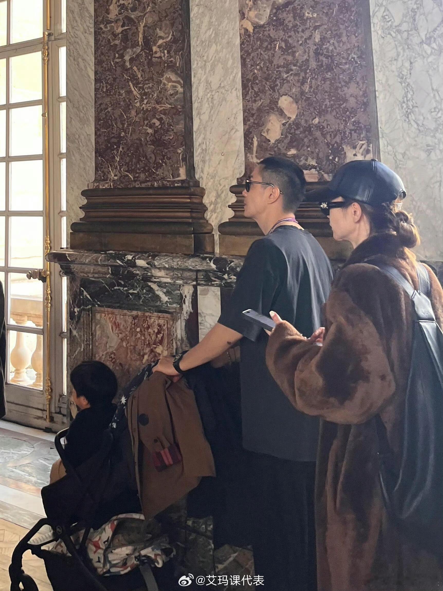 凡尔赛宫偶遇戚薇李承铉一家戚薇李承铉儿子长这么大了 凡尔赛宫偶遇戚薇李承铉一家，