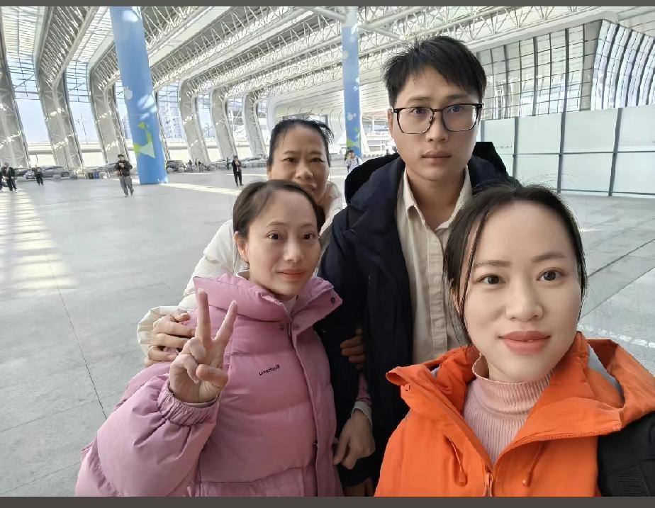 梁志辉每每拍摄照片都想到了把他老弟给P上去，网友们也个个都是高手，很乐意帮助志辉