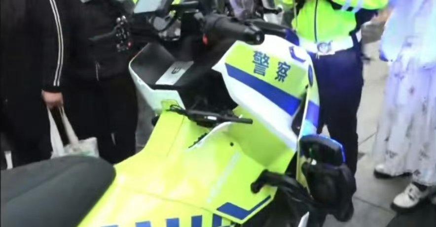 电动铁骑几乎没有噪音，不会打扰现场氛围，还能快速处理突发情况，这种执勤方式既贴心