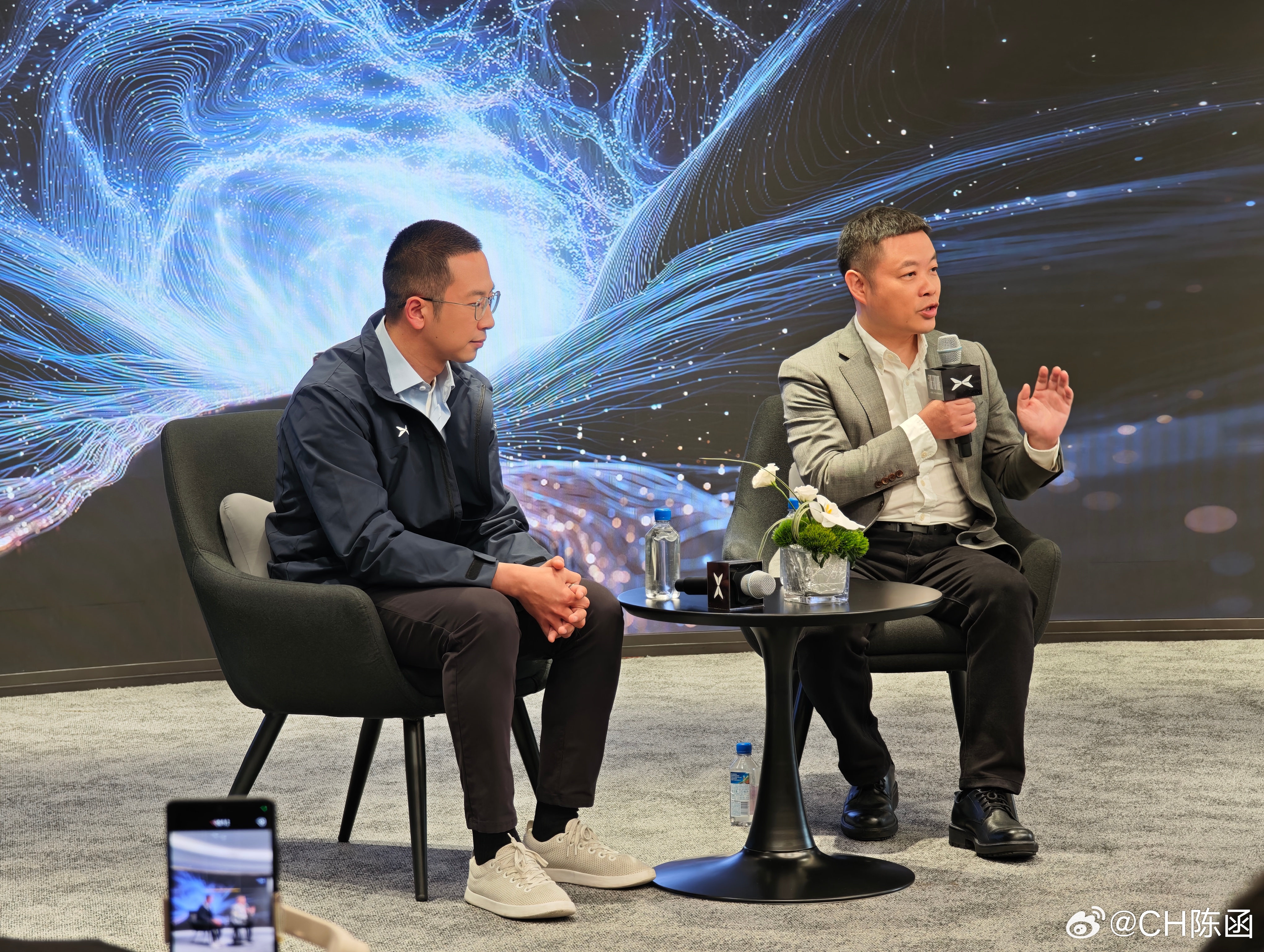 小鹏VLA2.0发布会之后群访关于小鹏自动驾驶未来的发展方向：▷ 基座模型是车企