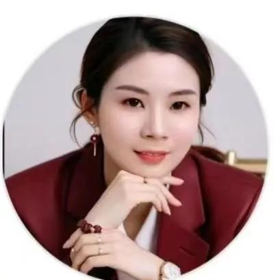 温柔优雅的职场女性，自信微笑，展现出独特的魅力。职场气质女人 气质职场女孩 职场