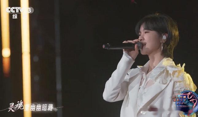 #郁可唯用歌声演绎女性力量##央视七夕晚会#郁可唯用她那富有穿透力的歌声，将《绽