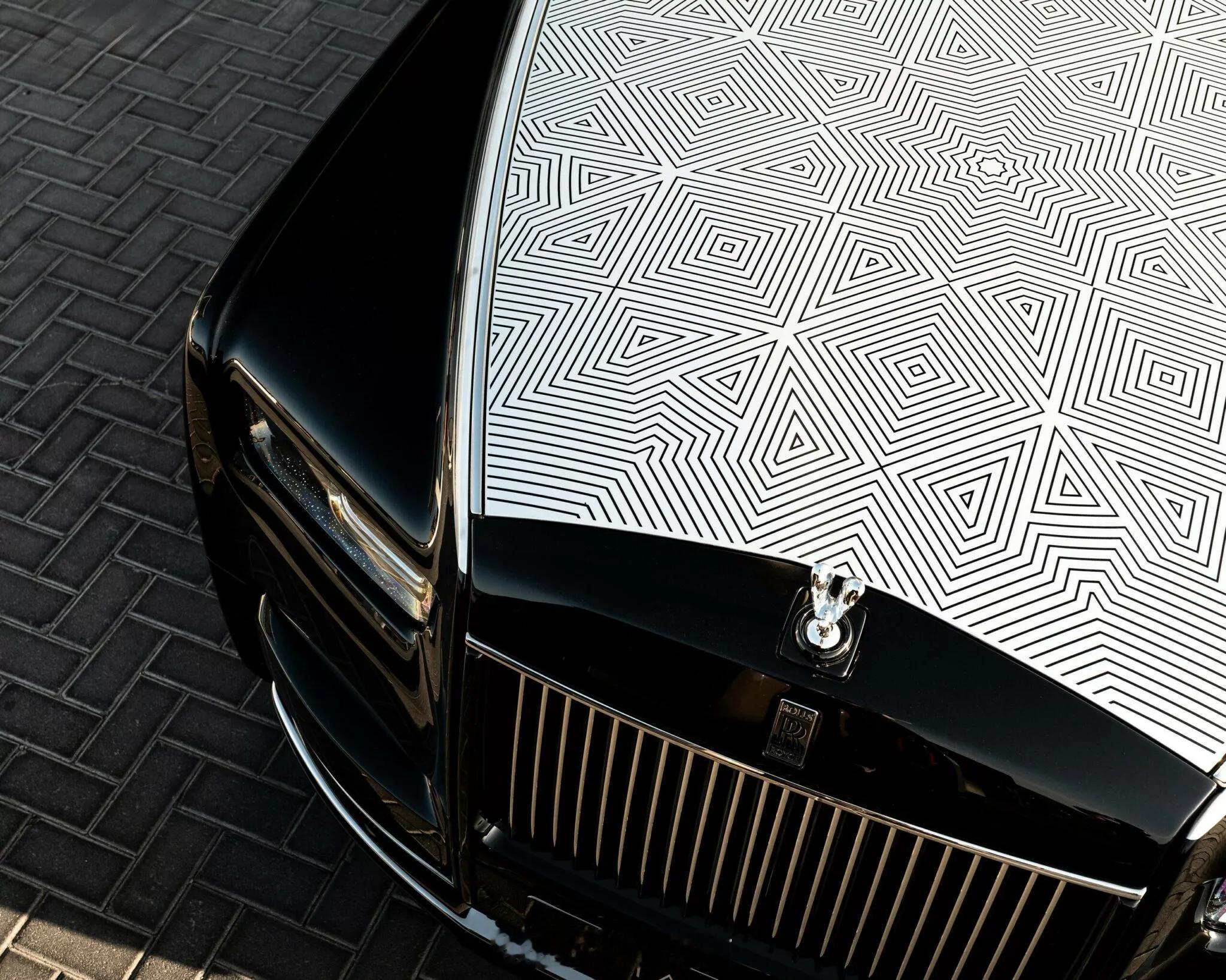 【品牌史上首款激光雕刻引擎盖车型 劳斯莱斯幻影定制版亮相】近日，世界顶级奢华汽车