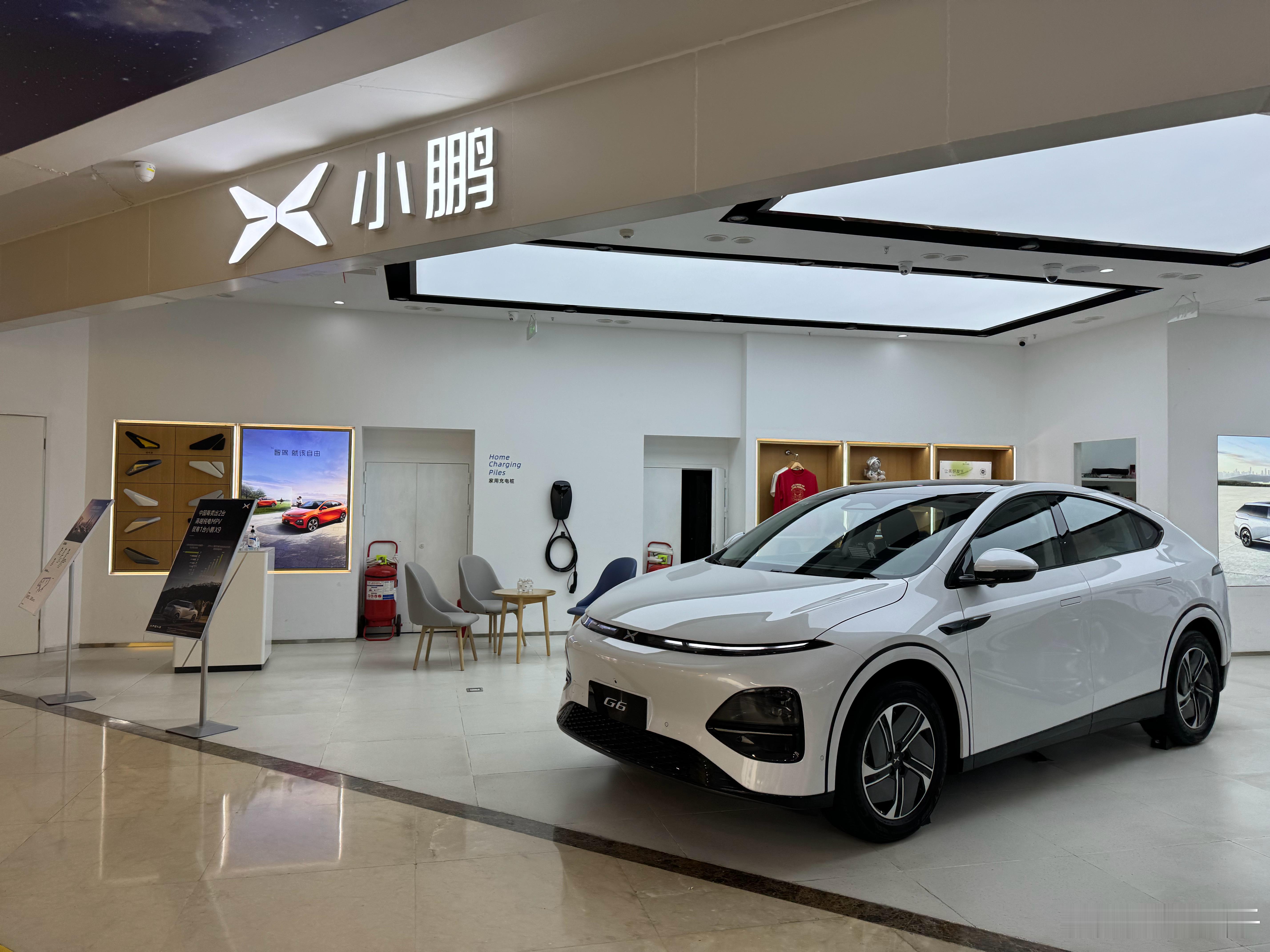小鹏合肥包河万达的门店咋不把2024年度三排座纯电车型销量冠军X9摆出来，有点搞