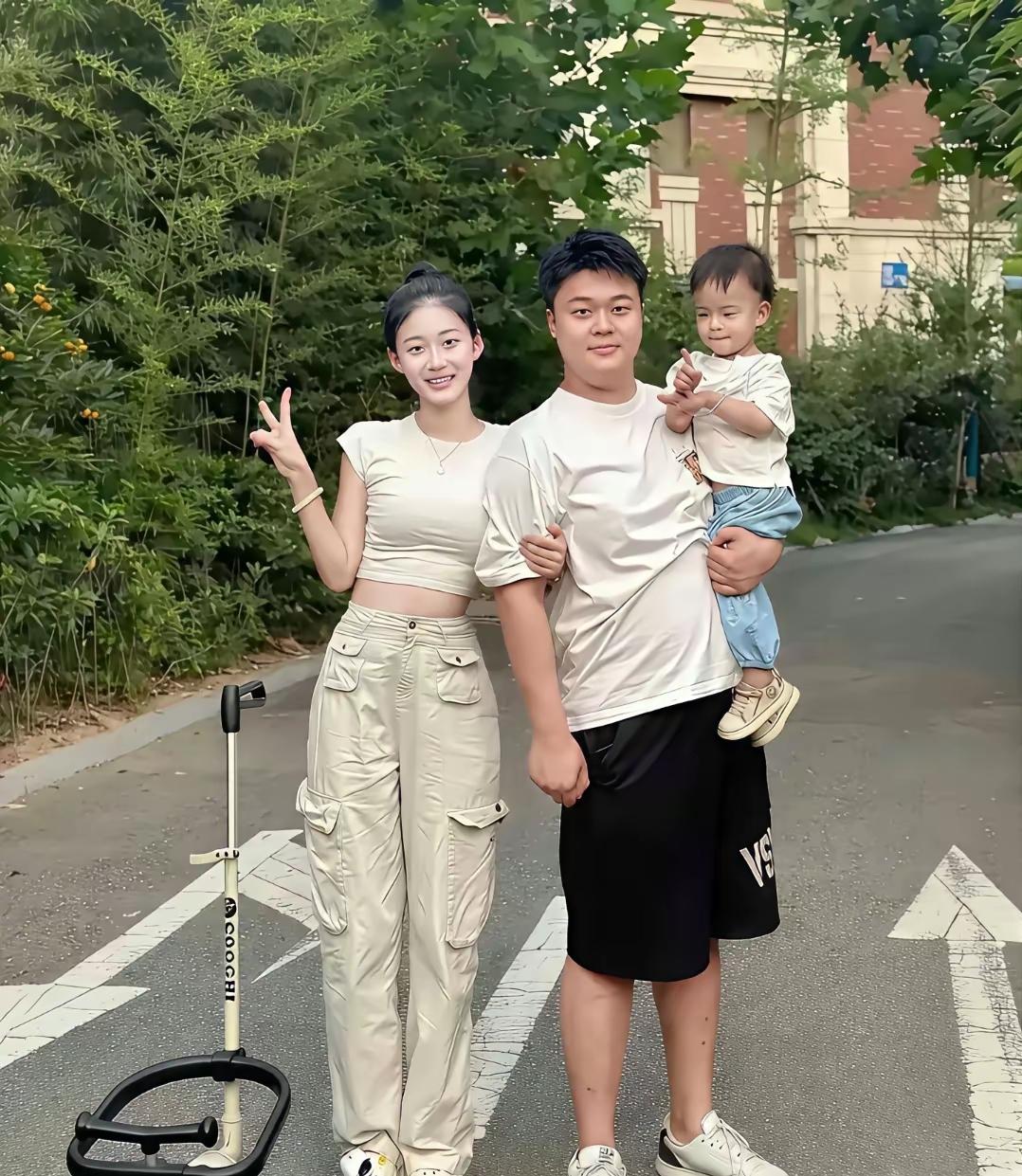 网上刷到这一家三口，瞬间被戳中了。
 
没有滤镜加持，没有刻意摆拍，就是普普通通