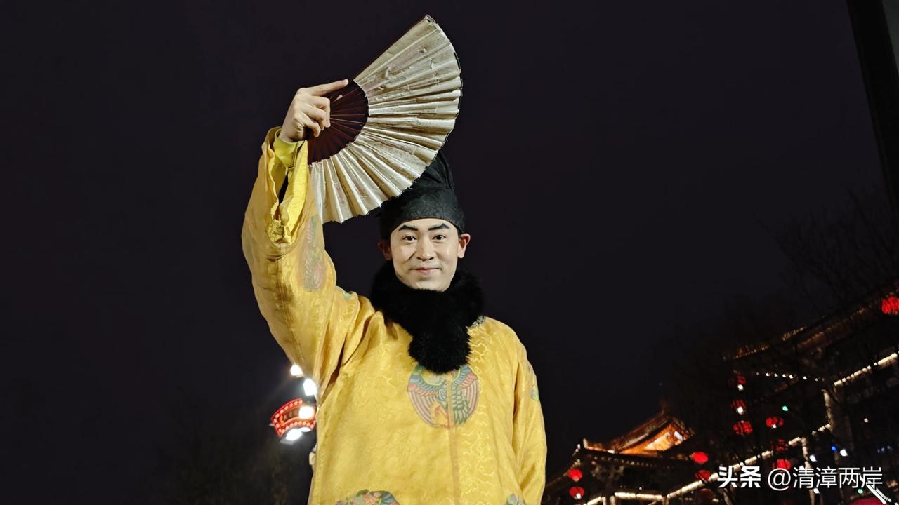 这位小哥大家想必都很熟悉吧。不少人前往大唐不夜城，就是为了观赏他和那位美女的不倒