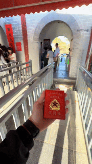 河南洛阳白马寺。
一名男子拿着“退伍军人优待证”来参观寺庙。
寺庙门口的售票人员