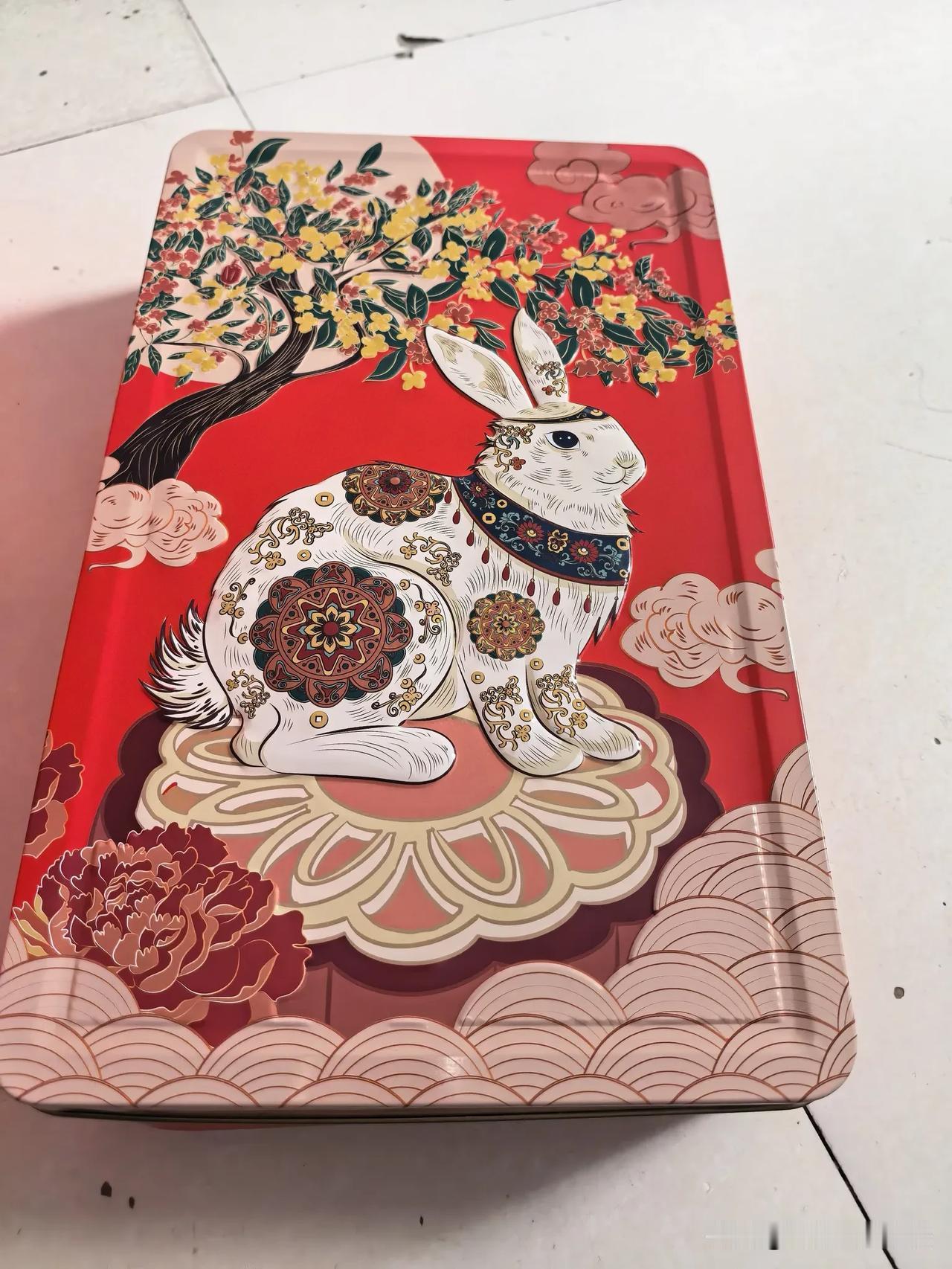 去年抽奖抽到的月饼，当时太甜了就只吃了一个。一放就是一年，已经过了保质期，吃又不