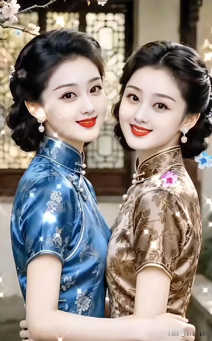 两位美女穿着旗袍，笑得很甜。