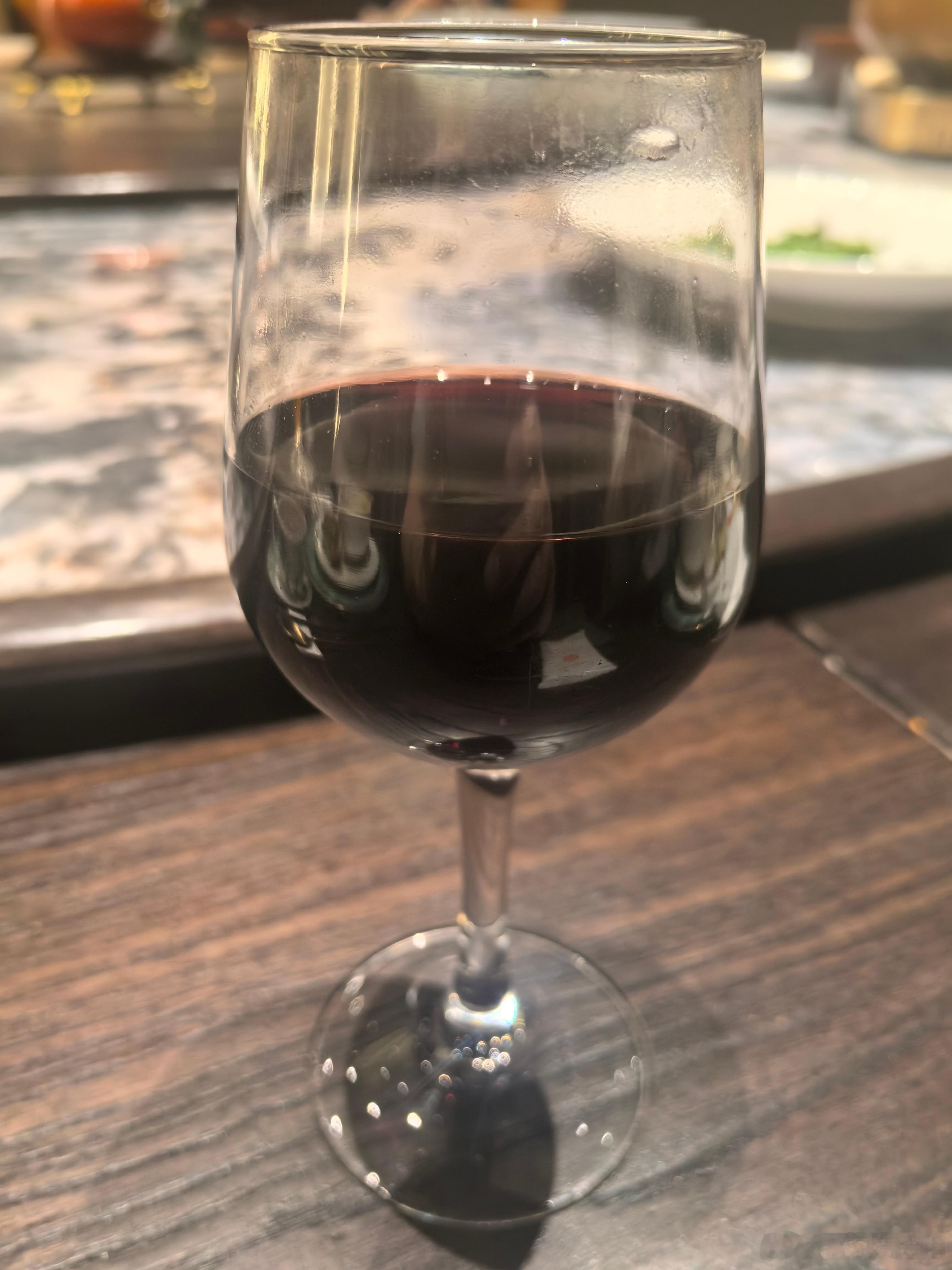喝酒这玩意，当你开始觉得怕它的时候，其实就是你喝不了的时候。 上海