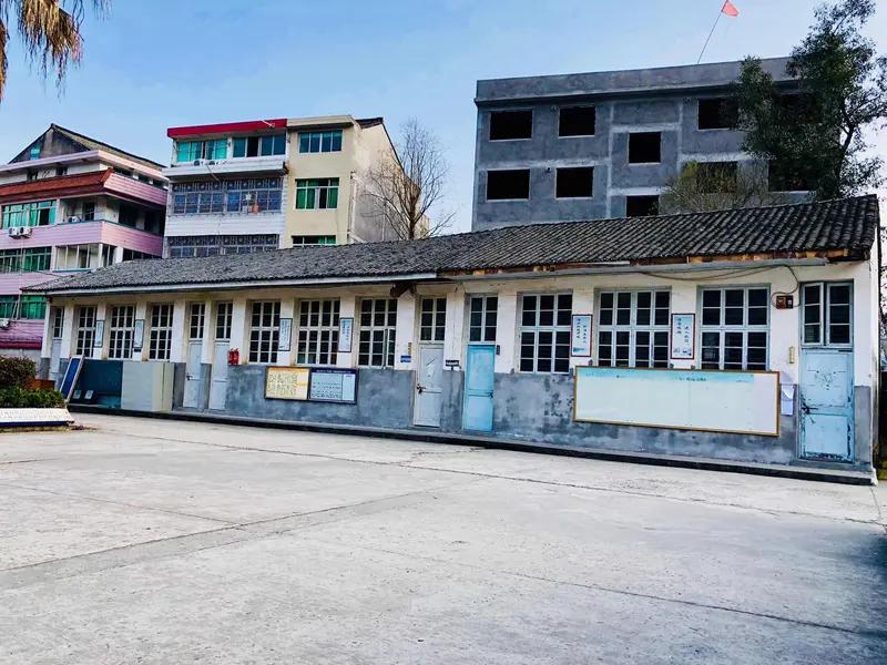 那年全全成了民办教师，在耕读小学教一二年级那十几个社员子女，可把队里女青年羡慕坏