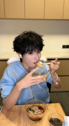 余宇涵吃播 小宇涵吃播太有趣了，边吃边聊，完全是活力满满的小男孩，超级可爱！ ​