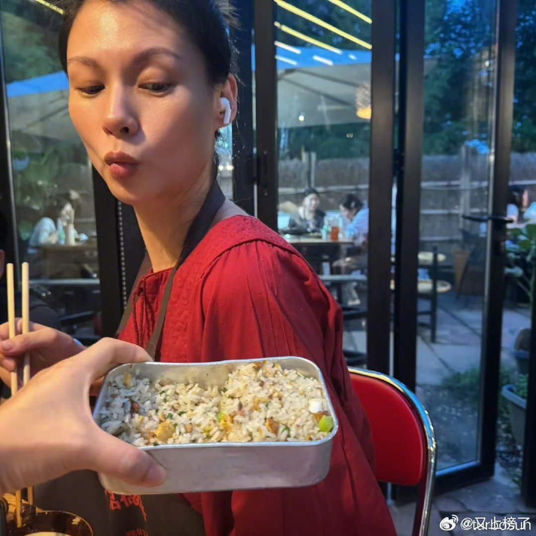孙俪和王雯琴吃饭孙俪晒与王雯琴自拍照  孙俪晒与王雯琴自拍照啦，孙俪吐槽王雯琴每
