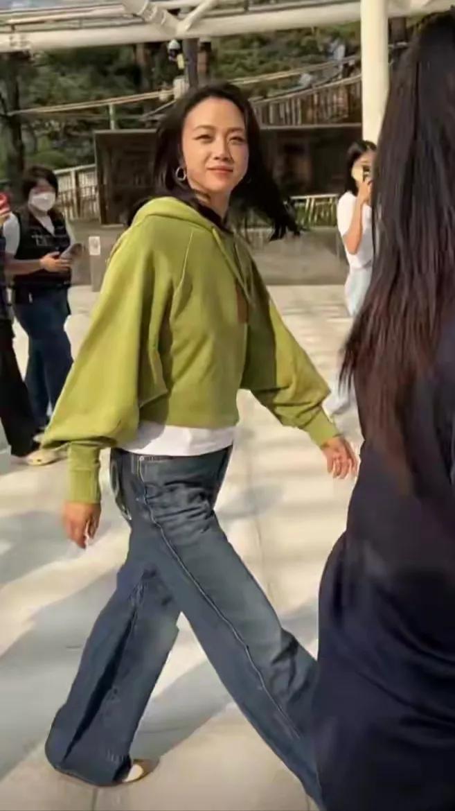很多女性明星，褪去媒体营造的光环之后，不见得比普通人好看多少。但是她们能够成功，