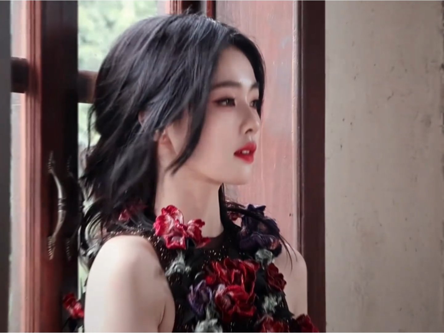 暗夜玫瑰🌹👑我一直eat不到这个白鹿...白鹿暗夜玫瑰造型 白鹿新裙子花团锦