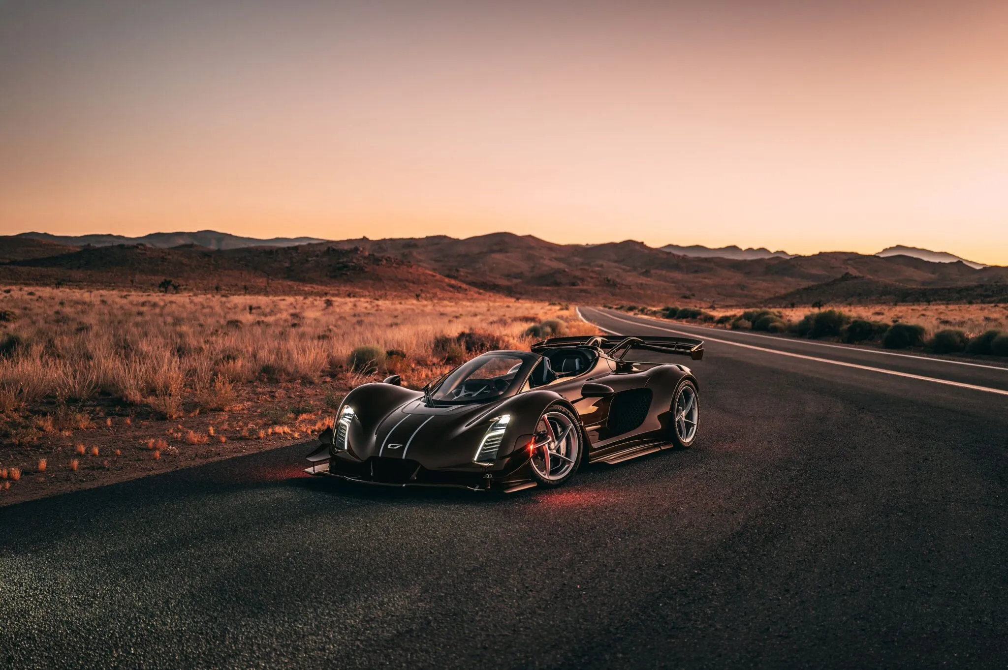 2026蒙特雷汽车周发布的敞篷顶级超跑21C Spyder，核心信息分为发售定位