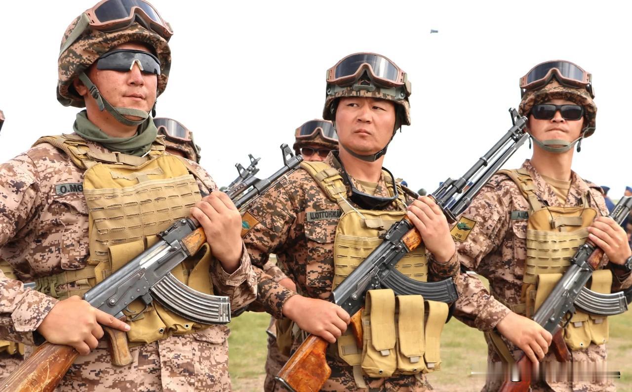 带有RPK 7.62毫米阵容自动武器的蒙古地面部队士兵。