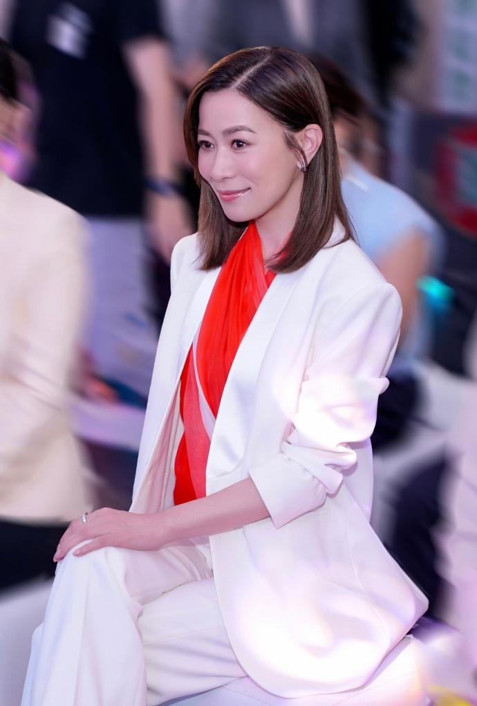 最近佘诗曼在出席时尚活动的时候搭配了一身白色的衣服，看上去年轻又靓丽。

她里面