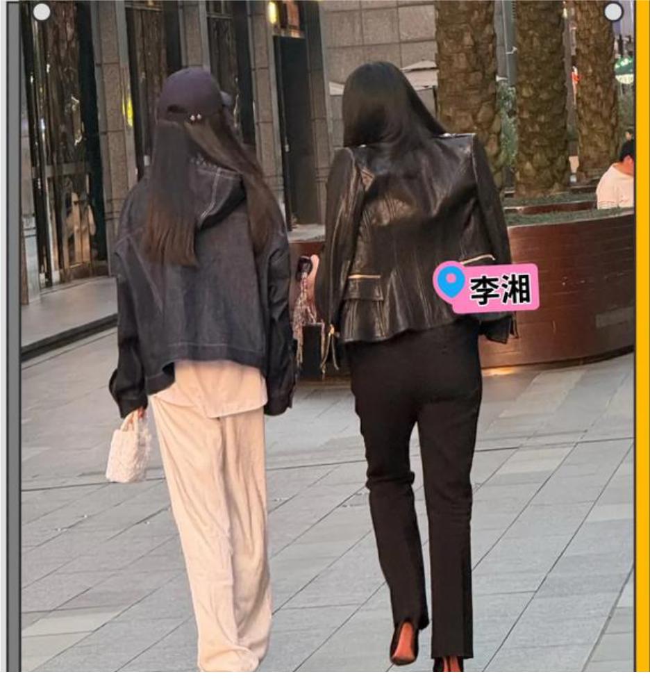 网友偶遇李湘母女散步，李湘穿着短皮衣，紧身小脚裤，脚采高跟鞋，自信向前走。相比以