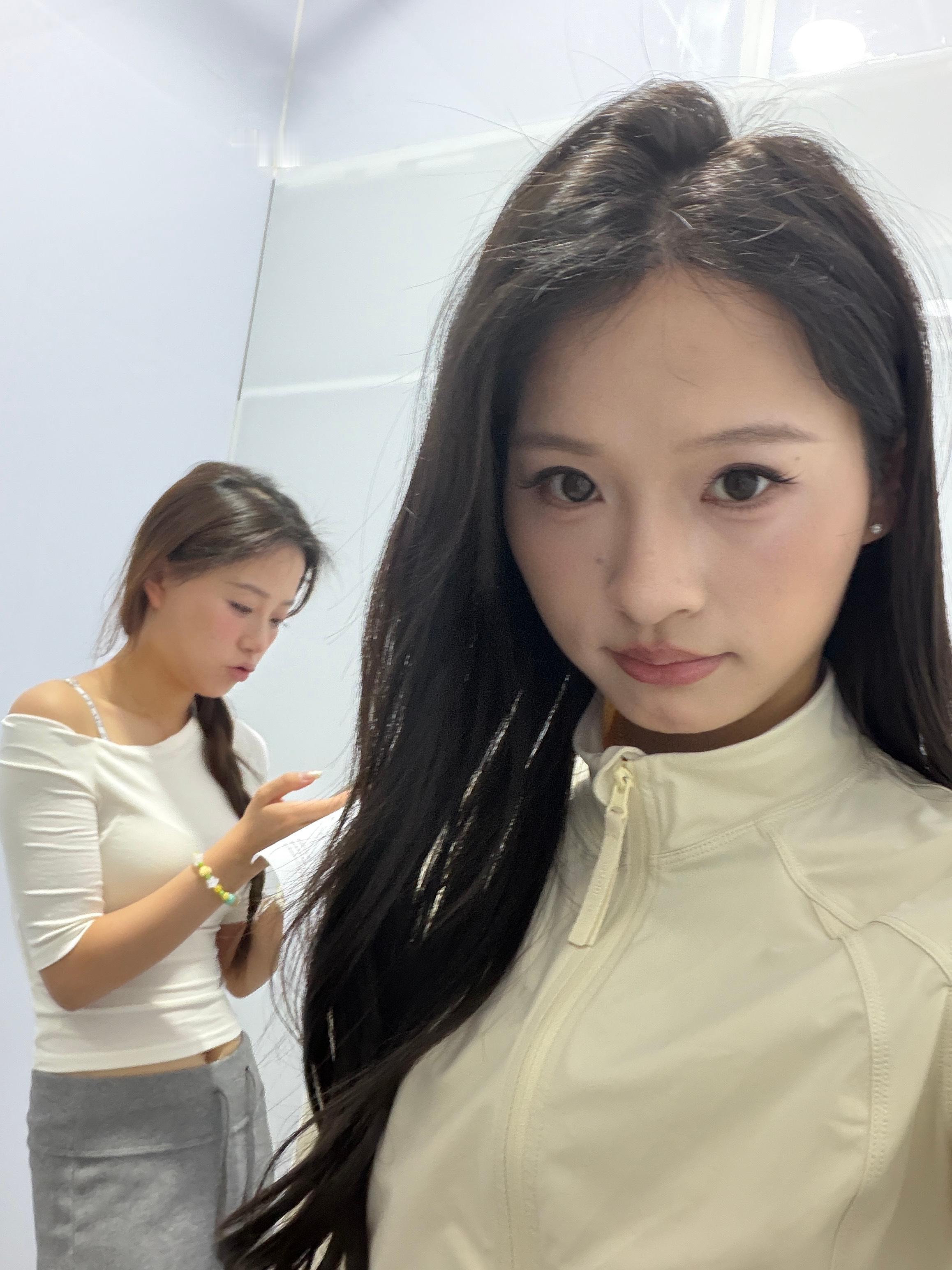 今天和妹妹一起卖货播了5个小时没咋喝水一下播嗓子直接痛到不行 