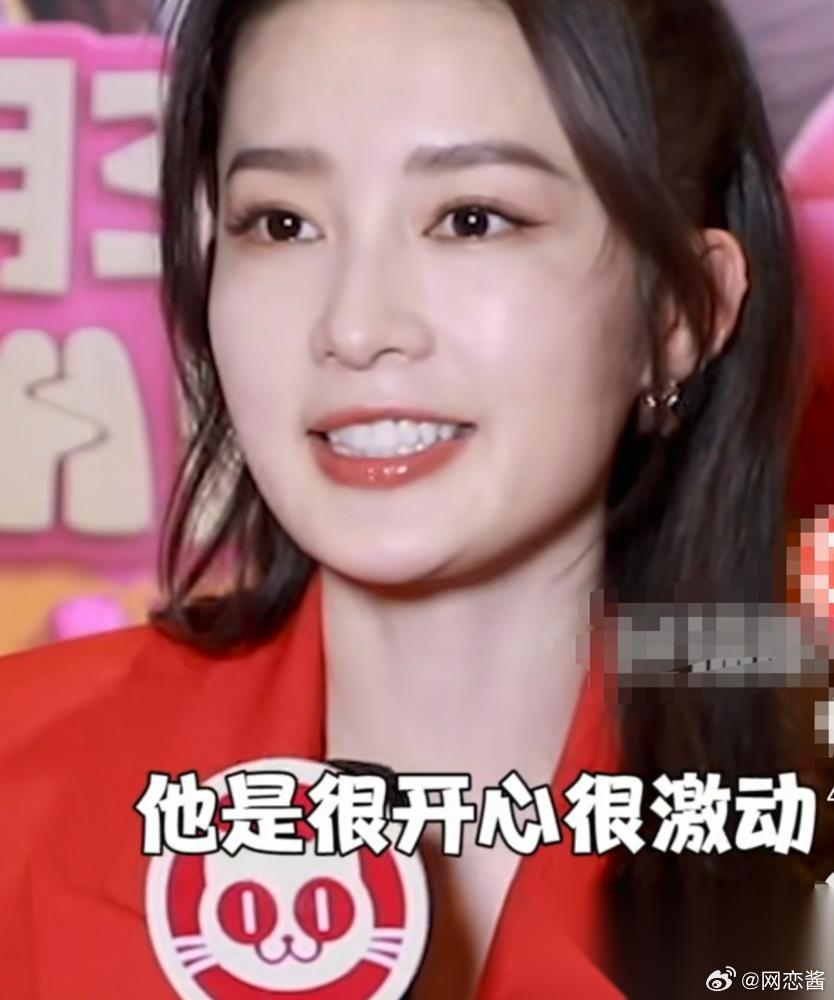 一年没见亲爹，老头红着眼眶张开双臂扑过来，却在离你半米处猛地刹车，硬生生把手塞回