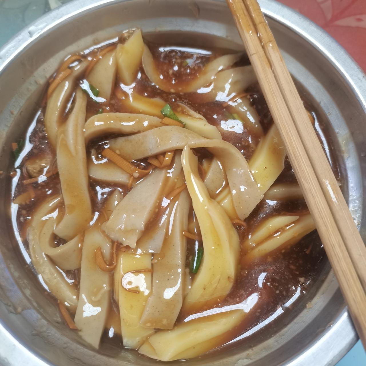 那天下午，80后的女儿匆匆忙忙地回到家，对我说：“老妈，你还没吃饭吧？我给你买了