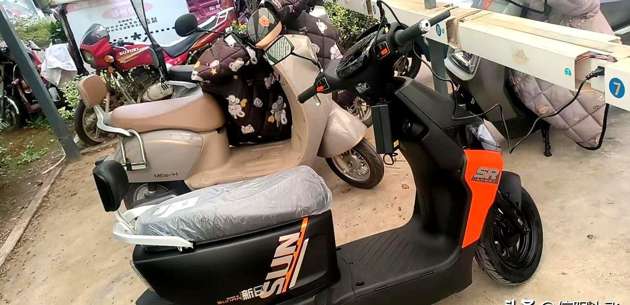 拆箱那刻，72V新日从顺丰纸箱里抬出来，装上两颗螺丝就能跑。
2600在拼多多拍