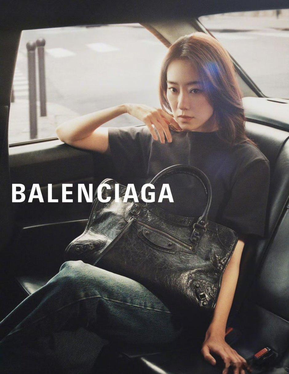 张小斐、杨超越共同出镜巴黎世家全新广告大片 ！这牌子给广告真大方 