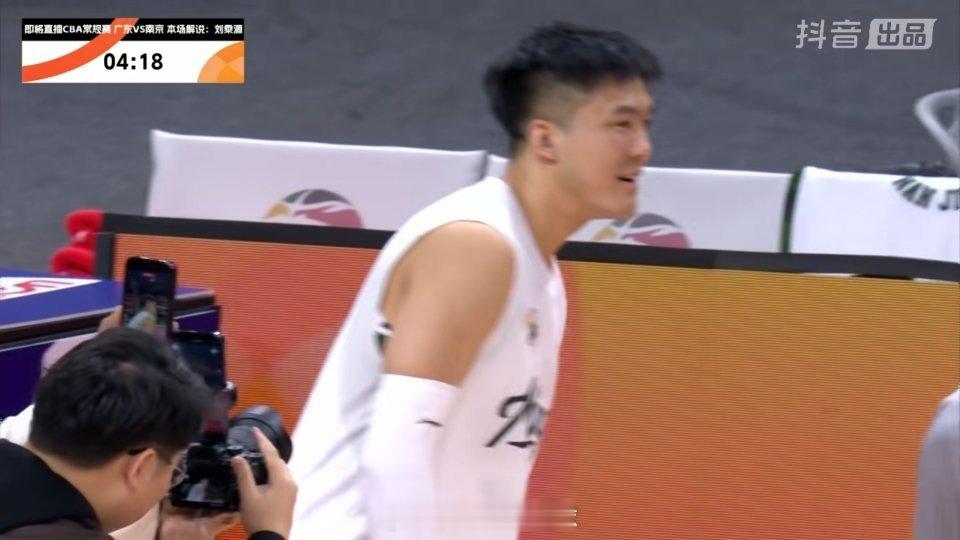 欢迎回来！现场播了黄荣奇的上赛季在广东的比赛表现，给榜一大哥整的不好意思了！广东