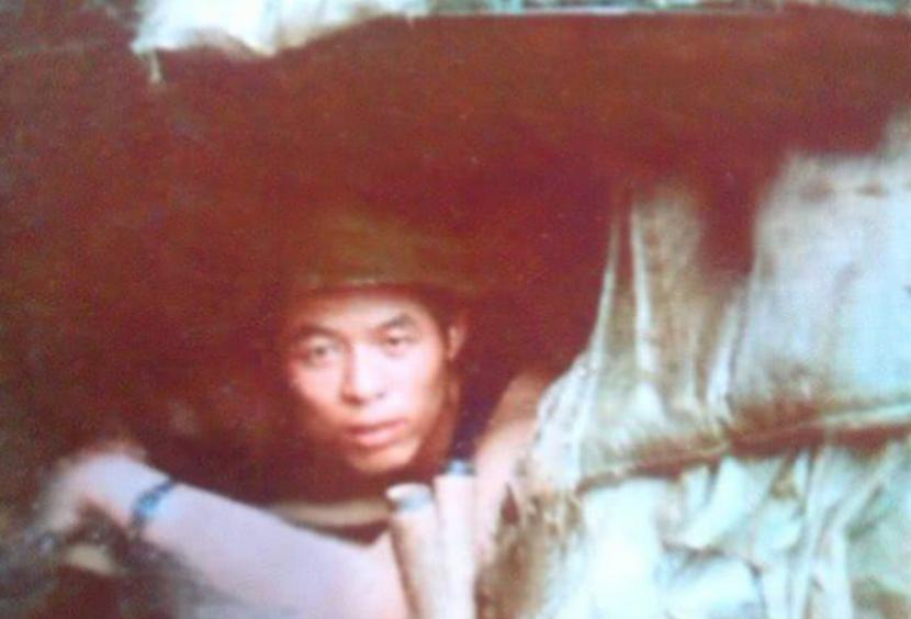 1986年，中越边境老山，一位解放军战士要上211高地。

会议室的空气像灌了铅