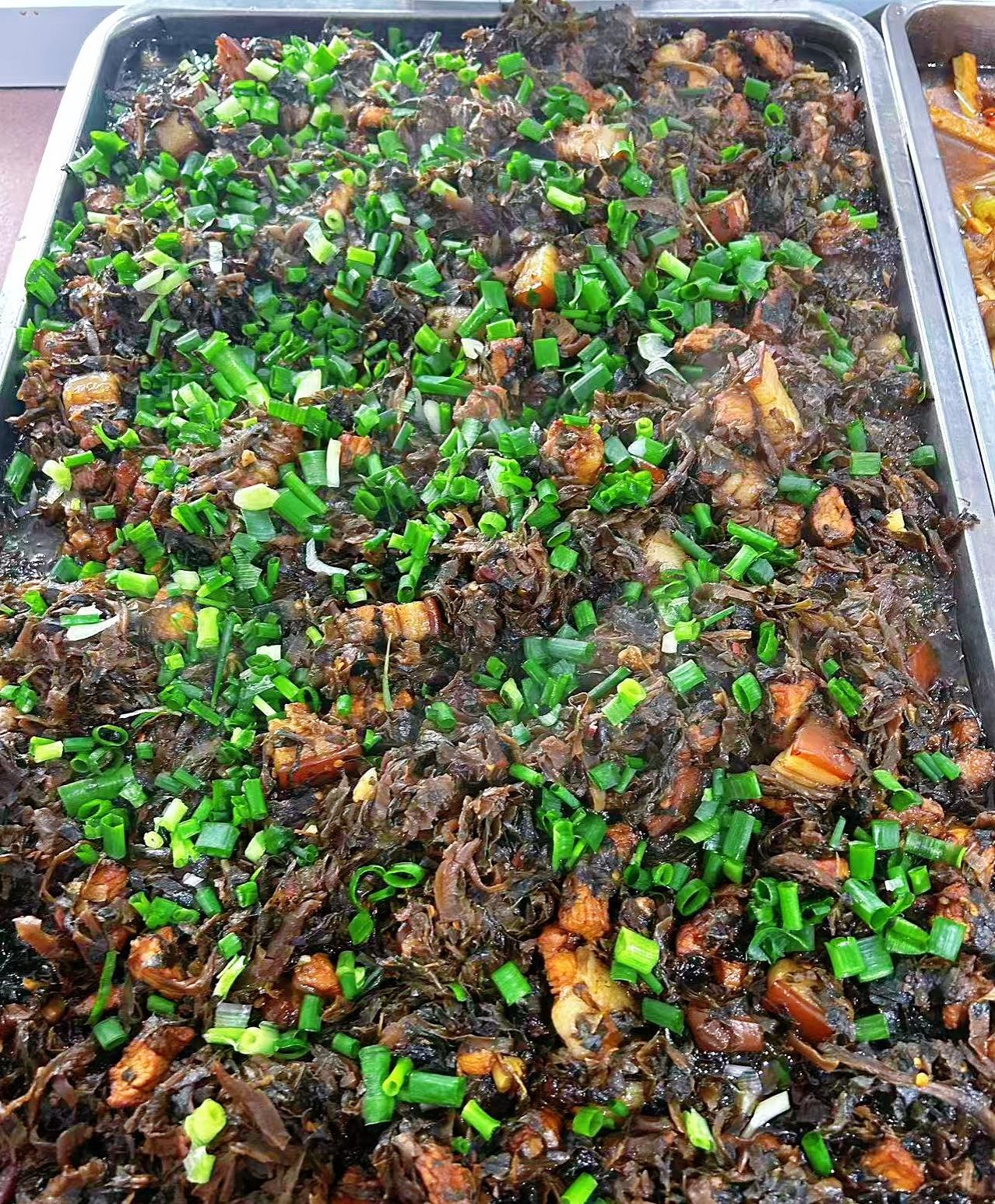 今年工地大食堂换了个炒菜师傅，我给这个师傅开的6000一个月，只做中午、晚上。切