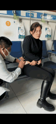 医生忘记取针怎么为？
太尴尬了
不但裤子提不了
关键还是很痛[捂脸]

你遇到最