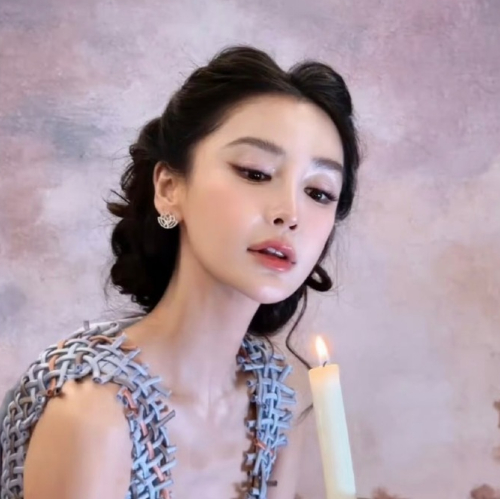 Angelababy这次破防了。10月18号品牌直播，弹幕刷「怎么显老了」，她停