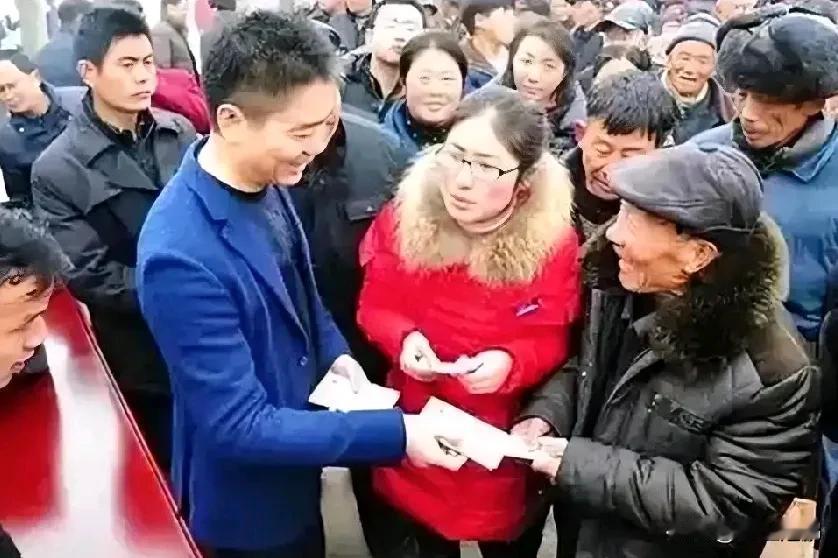 滴水之恩当涌泉相报
     ——刘强东为老乡送电动车
   乡亲们为当时考上大