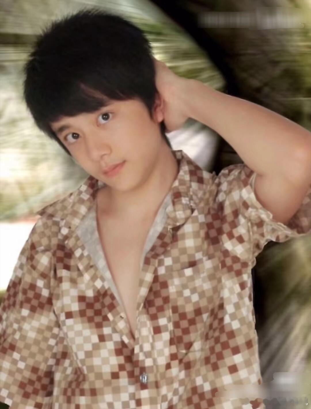 张新成小时候就这么潮了原来本哥从小就是这么可爱的帅小伙儿，太潮了，真的很标致的感