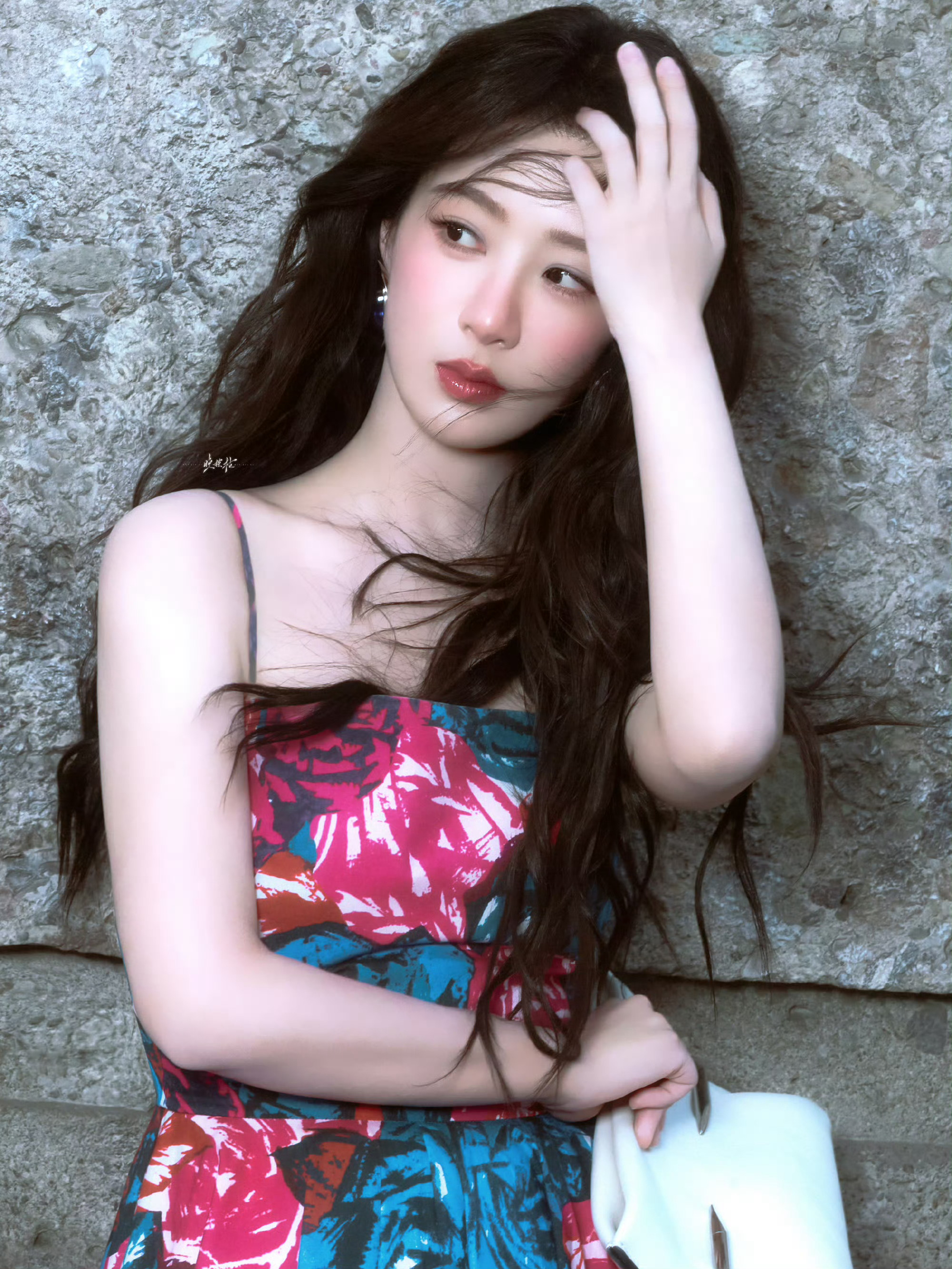 杨紫杨紫你是晚夏遗留在深海里的星星，想把我所有的温柔都碾碎了撒给你。