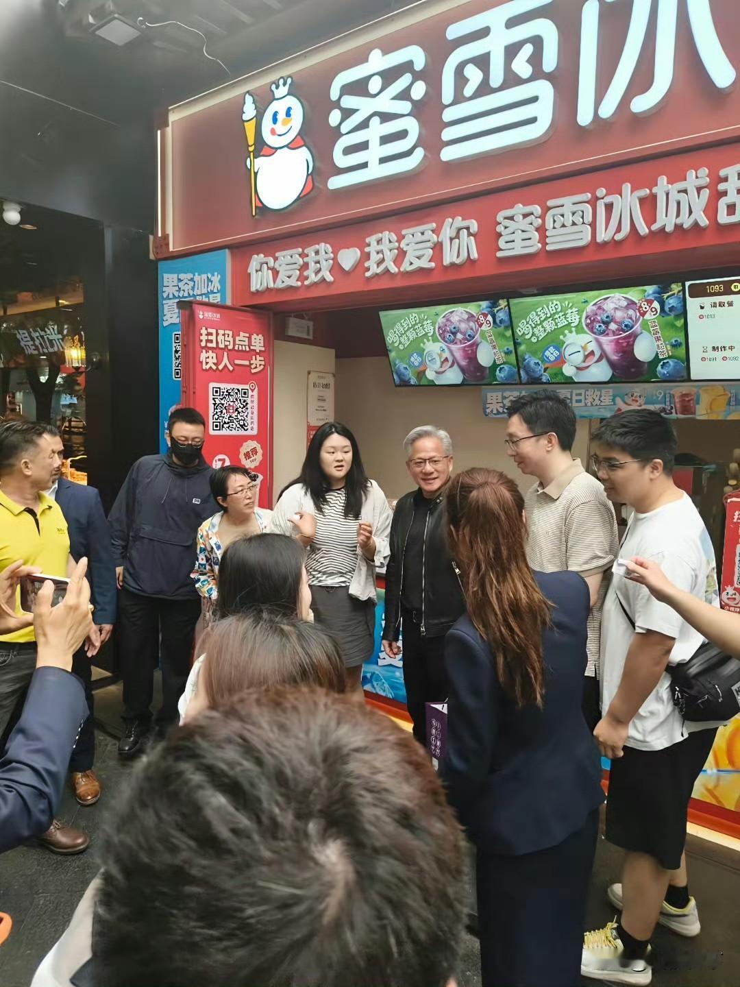顶级显卡往往需要最纯粹的散热方式，黄仁勋现身北京南锣鼓巷，不仅吃炸酱面，还喝蜜雪
