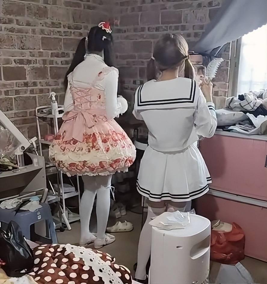 “我女儿若穿成这样，腿给打折！”家长晒俩女儿穿JK出门，评论区吵翻了

网上有一