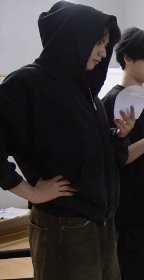 这个姿势 好像妈妈叉腰要凶🤣 可爱 