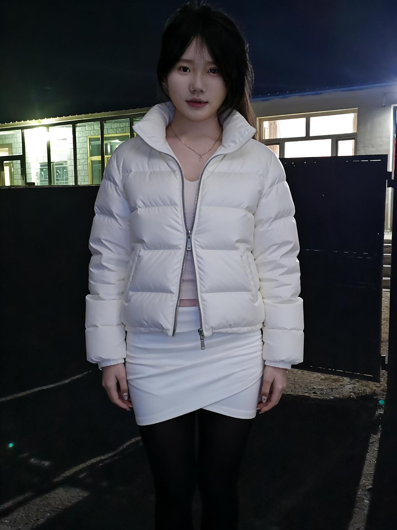 十里寒宵灯影摇，佳人玉立胜琼瑶。
白裘裹住冬风冷，留得清眸照寂寥。