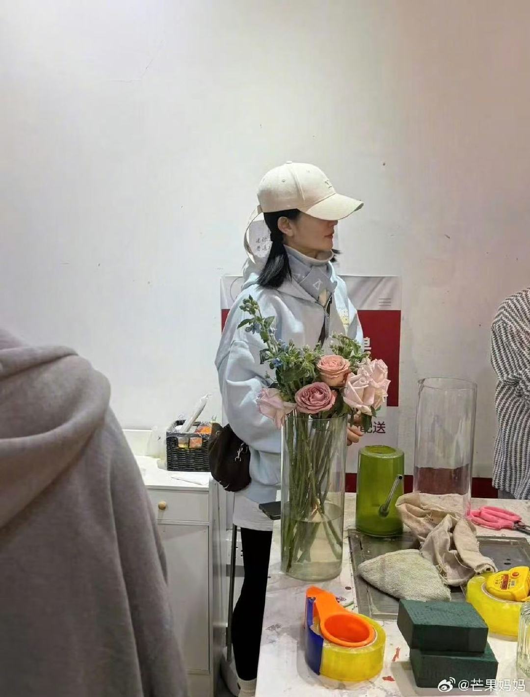 谢娜夜骑到鸟巢给张杰送花哇！偶遇谢娜夜骑到鸟巢给张杰送花，这也太浪漫了吧！！！真